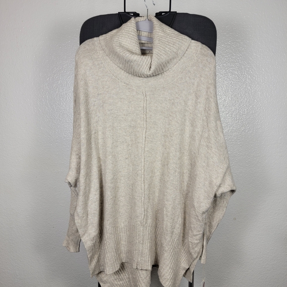 Jessica Simpson Turtleneck Poncho Seam Sweater Pullover Cream Sz S - Picture 1 of 7